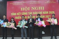 Ông Nguyễn Đình Vĩnh tặng bằng khen của UBND TP.Đà Nẵng cho 5 tập thể có thành tích xuất sắc.