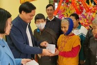 Ông Nguyễn Hữu Hán, Phó chủ tịch UBND huyện Lệ Thủy trao quà Tết "Quỹ Thiện Tâm" cho bà con nhân dân huyện Lệ Thủy.