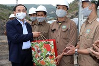 Ông Nguyễn Xuân Ký (ngoài cùng bên trái) tặng quà động viên công nhân lao động khai trường sản xuất 917.