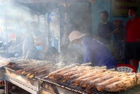 Cá lóc nướng tại cửa hàng 44 Tân Kỳ Tân Quý, quận Tân Phú (Ảnh: T. Hồng).