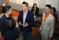 John Lê (đứng thứ hai từ phải sang) trao đổi với ông Nguyễn Trung Tín, Phó Tổng giám đốc Tập đoàn Bất động sản An Gia (thứ hai từ trái sang) tại một sự kiện về khởi nghiệp. 