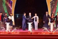 Các đại biểu thực hiện nghi thức khai mạc Lễ hội Du lịch và Văn hóa ẩm thực Hà Nội 2021. (Ảnh: Viết Thành).