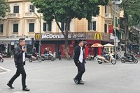 McDonald’s thực hiện chiến lược mở rộng hệ thống một cách chắc chắn và thường đầu tư cho một cửa hàng gấp 3 - 4 lần các thương hiệu khác.