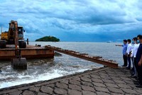 Công ty SCTI khảo sát nơi triển khai mô hình thử nghiệm điện năng lượng mặt trời trên biển tại xã Khánh Bình Tây, huyện Trần Văn Thời.