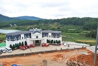 Công ty cổ phần Đầu tư Lý Khương xây dựng nhiều công trình không phép tại Khu du lịch quốc gia hồ Tuyền Lâm. Ảnh: Nhiệt Băng