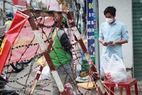 Người dân tại khu vực đường Bùi Văn Ba, phường Tân Thuận Đông, quận 7 đi lấy hàng hoá đặt từ siêu thị (Ảnh: Thị Hồng).