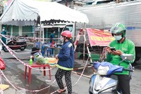 Hiện nhiều người dân thuộc khu vực phong toả nhưng không thuộc diện phải cách ly tại nhà đã có thể ra trạm kiểm soát Bùi Văn Ba nhận hàng hoá (Ảnh: Thị Hồng).
