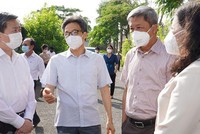 Phó thủ tướng Vũ Đức Đam (thứ hai từ trái qua) kiểm tra, đôn đốc phòng chống dịch Covid-19 tại tỉnh Bến Tre