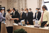 Chủ tịch nước Nguyễn Xuân Phúc bắt tay với ông Lý Ngọc Minh, Tổng giám đốc Công ty TNHH Minh Long I. (Ảnh: Hồng Phúc).