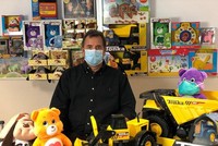 Ông Jay Foreman, Giám đốc điều hành Basic Fun giới thiệu sản phẩm tại văn phòng công ty ở bang Florida, Mỹ vào ngày 21/7/2020. Ảnh: Reuters