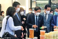 Đại diện HPA và AEON MALL Long Biên cùng các đại biểu thăm quan các gian hàng tại Hanoi Agriculture Fair 2021