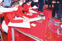 Quang cảnh nhộn nhịp tại một buổi mở bán