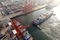 Tàu container tại cảng Liên Vân Cảng, tỉnh Giang Tô, Trung Quốc. (Ảnh: Getty Images)