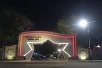 Cổng chính Nghĩa trang Liệt sĩ Quốc gia Trường Sơn đã được nâng cấp, trang trí bằng hệ thống chiếu sáng hiện đại, mỹ thuật (Ảnh: K.T)