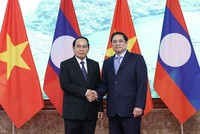 Thủ tướng Phạm Minh Chính nhiệt liệt chào mừng đồng chí Bounthong Chitmany sang thăm chính thức Việt Nam. (Ảnh: Nhật Bắc)