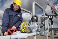 Nhân viên kỹ thuật làm việc tại trạm bơm khí đốt tự nhiên ở Sayda, miền Đông Đức. Ảnh tư liệu: AP/TTXVN