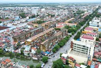 Toàn cảnh 10 dãy chung cư ở phường Vạn Mỹ trên đường Đà Nẵng. Ảnh: Lê Tân