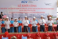 Ông Phạm Đức Toàn, Phó chủ tịch thường trực UBND tỉnh Điện Biên; ông Nguyễn Đức Hùng, Phó tổng giám đốc ACV và các đại biểu thực hiện nghi thức khởi công Gói thầu số 30.