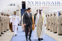 Tổng thống Syria Bashar Al-Assad (trái) gặp Tổng thống UAE Sheikh Mohamed bin Zayed trong chuyến thăm chính thức đến UAE. Ảnh: WAM