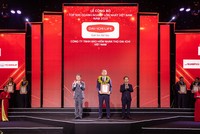 Đại diện Ban Giám đốc Dai-ichi Life Việt Nam nhận giải thưởng Top 500 Doanh nghiệp lớn nhất Việt Nam 2023 