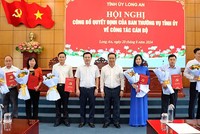 Bí thư Tỉnh ủy Long An Nguyễn Văn Được (thứ 4 từ phải qua), Phó Bí thư Thường trực Tỉnh ủy Long An Nguyễn Thanh Hải (thứ 4 từ trái qua) cùng cán bộ được trao quyết định. Nguồn: longan.gov.vn