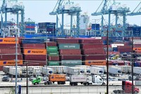Công-ten-nơ hàng hóa được xếp tại cảng Long Beach, California, Mỹ. Ảnh: AFP/TTXVN