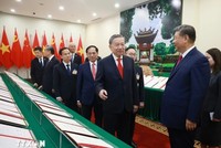 Tổng Bí thư Tô Lâm và Tổng Bí thư, Chủ tịch nước Trung Quốc Tập Cận Bình chứng kiến trưng bày các văn kiện hợp tác giữa hai nước. (Ảnh: Thống Nhất/TTXVN)