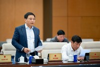 Bộ trưởng Bộ Tài chính Nguyễn Văn Thắng báo cáo tại phiên họp.