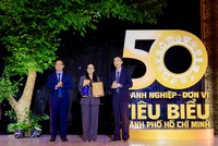 Bà Nguyễn Trình Thuỳ Trang, Phó tổng giám đốc Coteccons, đại diện doanh nghiệp nhận giải thưởng
