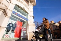 Một cửa hàng treo biển giảm giá tại Rome, Italy. (Ảnh: THX/TTXVN)