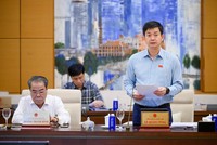 Tổng thư ký Quốc hội, Chủ nhiệm Văn phòng Quốc hội Lê Quang Tùng trình bày báo cáo.