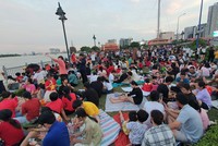Sau đại lễ, người dân lại nô nức xem diễu hành kỵ binh, bắn pháo hoa, biểu diễn 3D