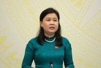 Phó Chủ nhiệm Ủy ban Pháp luật và Tư pháp Nguyễn Phương Thủy trả lời báo chí - Ảnh: Hạ Vy.
