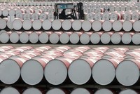 Giá dầu thô thế giới đã giảm mạnh kể từ đầu năm đến nay và trong tháng 4 đã xuống mức thấp nhất gần 4 năm qua. Ảnh: AFP