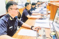 Công chức hải quan làm thủ tục thông quan. (Ảnh tư liệu minh họa)
