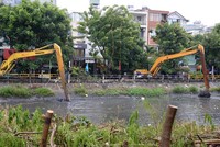 Ngay sau lễ khởi công các nhà thầu đã đưa máy móc vào tiến hành thi công ngay để đảm bảo tiến độ - Ảnh: Lê Minh