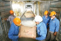 Động lực phục hồi của thị trường xi măng đến từ tiêu thụ nội địa. Ảnh: Song Lê