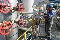 Công nhân điều chỉnh van tại trạm khí nén Slavyanskaya trên hệ thống đường ống dẫn khí đốt Nord Stream 2 của Tập đoàn Gazprom ở vùng Leningrad, Nga. Ảnh: TASS/TTXVN