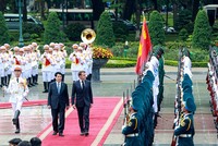 Chủ tịch nước Lương Cường chủ trì lễ đón Tổng thống Cộng hòa Pháp Emmanuel Macron. Ảnh: Đức Thanh