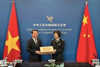 Bộ trưởng Đỗ Đức Duy tặng quà lưu niệm bà Tôn Mai Quân, Tổng cục trưởng Tổng cục Hải quan Trung Quốc. Ảnh: ICD.