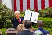 Tổng thống Mỹ Donald Trump ký sắc lệnh áp mức thuế đối ứng mới tại Nhà Trắng, ngày 2/4/2025. Ảnh minh họa: THX/TTXVN