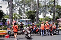 Các hãng xe công nghệ đang cạnh tranh quyết liệt để giành thị phần. Trong ảnh: Lalamove đã chính thức mở rộng sang lĩnh vực gọi xe công nghệ