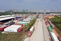Cần khắc phục tình trạng ùn tắc nông sản xuất khẩu tại các cửa khẩu biên giới. (Ảnh minh hoạ)