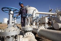 Công nhân làm việc tại một nhà máy lọc dầu ở thành phố Kirkuk, Iraq. Ảnh: AFP