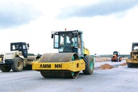 Bộ Tài chính nhấn mạnh việc ưu tiên đẩy nhanh tiến độ các dự án giao thông trọng điểm. Ảnh: Song Lê