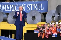 Tổng thống Donald Trump cho rằng việc tăng thuế thép sẽ có lợi cho hoạt động kinh doanh của liên doanh giữa US Steel và Nippon Steel tại Mỹ. Ảnh: AFP