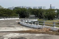 Điểm đầu của Dự án nối với đường Võ Văn Kiệt, hạng mục cầu vượt xây dựng dở dang cách đây 10 năm, sau đó dừng lại cho đến nay - Ảnh: Lê Anh