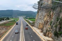 Tuyến cao tốc Bắc - Nam phía Đông được đề xuất mở rộng từ quy mô 4 làn xe hạn chế lên quy mô 6 làn xe. Trong ảnh: Đoạn Mai Sơn - Quốc lộ 45.