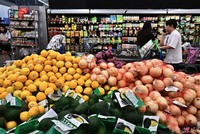 Bên trong một cửa hàng tiện lợi ở thành phố Rosemead, bang California, Mỹ. Ảnh: AFP