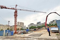 Chi phí xây dựng tăng cao khiến giá nhà ở xã hội khó lòng “đứng yên”. Ảnh: Vũ Thanh